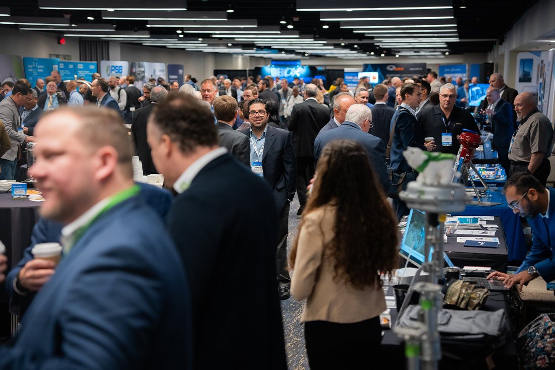 Exhibition hall full of people  at american hydrogen forum